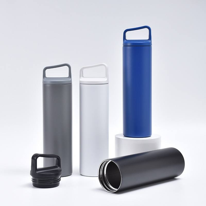 Sports Water Bottle Insulated - 20オンス断熱ウォーターボトル、傾斜ハンドル付きステンレス製魔法瓶、車のカップホルダーに収まり、スポーツ、旅行、学校に最適